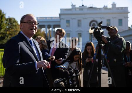 Washington, Usa. Oktober 2025. Kevin Hassett, Direktor des National Economic Council, spricht mit Reportern vor dem Weißen Haus am 24. Oktober 2025. Foto: Francis Chung/Pool/ABACAPRESS.COM Credit: Abaca Press/Alamy Live News Stockfoto