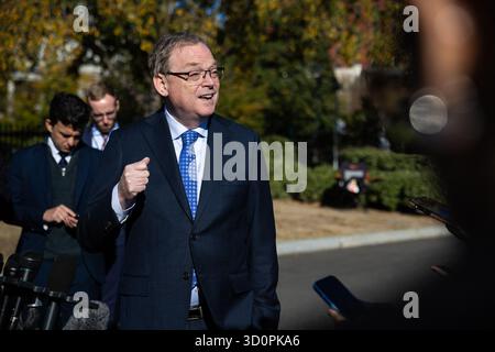 Washington, Usa. Oktober 2025. Kevin Hassett, Direktor des National Economic Council, spricht mit Reportern vor dem Weißen Haus am 24. Oktober 2025. Foto: Francis Chung/Pool/ABACAPRESS.COM Credit: Abaca Press/Alamy Live News Stockfoto