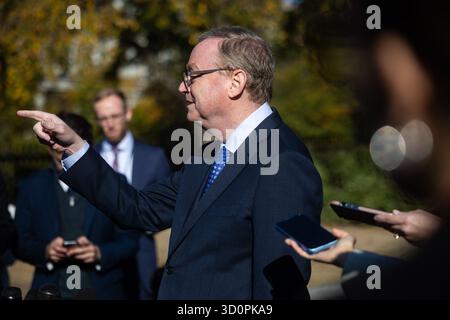 Washington, Usa. Oktober 2025. Kevin Hassett, Direktor des National Economic Council, spricht mit Reportern vor dem Weißen Haus am 24. Oktober 2025. Foto: Francis Chung/Pool/ABACAPRESS.COM Credit: Abaca Press/Alamy Live News Stockfoto
