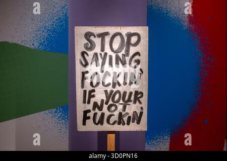 Werbetafel im H'Art Museum Hör auf, Fockin zu sagen, wenn du nicht fickst in Amsterdam, den Niederlanden 22-10-2025 Stockfoto