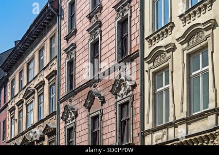 Nahaufnahme der Fassaden historischer Gebäude in der Altstadt von Krakau, Polen Stockfoto