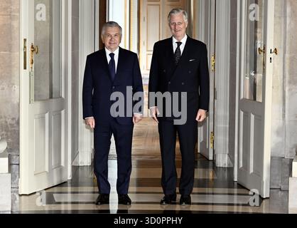 Brüssel, Belgien Oktober 2025. Usbekistans Präsident Shavkat Mirziyoyev und König Philippe - Filip von Belgien, dargestellt bei einer Audienz im Schloss Laeken - Laken, in Brüssel, Freitag, den 24. Oktober 2025. BELGA PHOTO ERIC LALMAND Credit: Belga News Agency/Alamy Live News Stockfoto