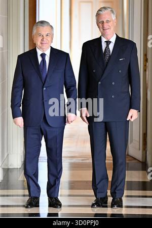Brüssel, Belgien Oktober 2025. Usbekistans Präsident Shavkat Mirziyoyev und König Philippe - Filip von Belgien, dargestellt bei einer Audienz im Schloss Laeken - Laken, in Brüssel, Freitag, den 24. Oktober 2025. BELGA PHOTO ERIC LALMAND Credit: Belga News Agency/Alamy Live News Stockfoto