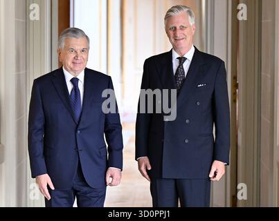 Brüssel, Belgien Oktober 2025. Usbekistans Präsident Shavkat Mirziyoyev und König Philippe - Filip von Belgien, dargestellt bei einer Audienz im Schloss Laeken - Laken, in Brüssel, Freitag, den 24. Oktober 2025. BELGA PHOTO ERIC LALMAND Credit: Belga News Agency/Alamy Live News Stockfoto