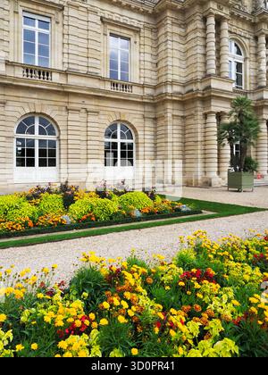 Formelle Blumenbeete im Palais du Luxembourg im Jardin du Luxembourg Paris Frankreich Stockfoto