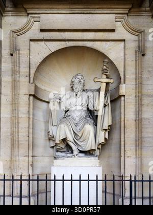 Statue des Heiligen Paulus mit Epistelbuch und kreuzigem Schwert an der Eglise Saint Sulpice am Place Saint Sulpice Paris Frankreich Stockfoto
