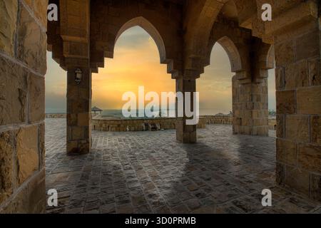 Der Al Sawadi Watchtower befindet sich auf einer kleinen Insel in der Nähe des Al Sawadi Beach, Oman und bietet eine atemberaubende Aussicht und ist ein beliebtes Reiseziel für Besucher, insbesondere für Besucher Stockfoto