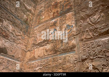 Beschreibung: Erkunden Sie die komplizierten antiken Wandschnitzereien im Tempel von Luxor in Ägypten, die am 18. Januar 2025 während einer Tour im Frühling bei Nacht gedreht wurden und Hist zeigen Stockfoto
