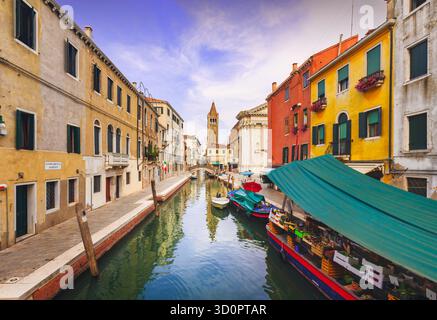 Venedig Stadtbild, rio San Barnaba Wasserkanal, campanile Kirche im Hintergrund, Gebäude und Bootsmarkt. Italien, Europa. Stockfoto