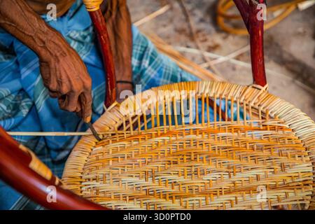 Warakapola, Sri Lanka. 10. februar 2023. Kleine Rattan-Werkstatt, in der Möbel und Körbe aus Kalamuspalmen hergestellt werden. Mitarbeiter und ihre Arbeit im Fokus. Stockfoto