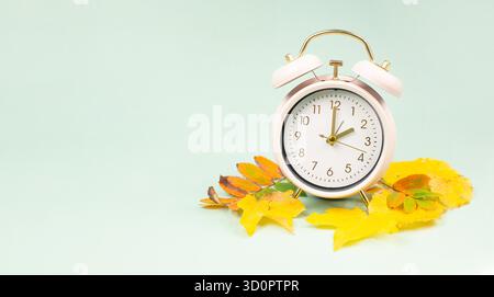 Winterumstellung, Ende der Sommerzeit im Herbst, Wecker-Rückfallschalter, buntes Laub, Wechselsaison Stockfoto