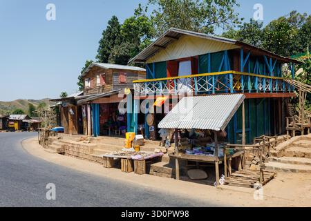 Ampasimbe, Provinz Toamasina, Madagaskar - 17. Oktober 2016: Holzhäuser und Geschäfte am Straßenrand im Dorf Ampasimbe, typisch für die einfache Architektur und den lokalen Handel in der Region. Stockfoto