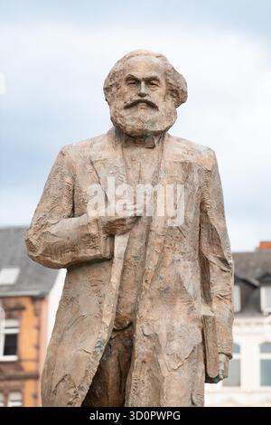 Karl-Marx-Statue, Stadt Trier, Geburtsort des deutschen Philosophen, Politiktheoretikers, Ökonomen, Journalisten und revolutionären Sozialisten, 27. september 2025 Stockfoto