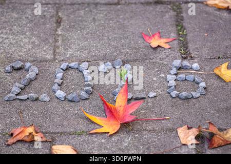Schotternummern 2026 auf dem grauen Steinpfad – kreatives Neujahrskonzept von oben Stockfoto