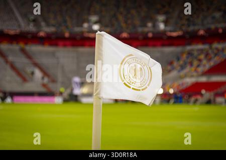 Deutschland, Düsseldorf, Europa Eckfahne mit DFB-Logo im Stadion der Merkur Spiel-Arena vor dem Halbfinale der UEFA Women's Nations League 2024/25 zwischen Deutschland und Frankreich. Frauenfußball, Nationalmannschaft, UEFA, Halbfinale, Düsseldorf, Stadion, Fußball, Sport, Nation, Wettbewerb, Teamgeist, Emotion, Vorbereitung, Spieltag, Fairplay, Europa, DFB, Deutschland, Frankreich. Düsseldorf Nordrhein-Westfalen Deutschland *** Deutschland, Düsseldorf, Europa Eckfahne mit DFB-Logo im Stadion Merkur Spiel Arena vor dem Halbfinale der UEFA Womens Nations League 2024 25 zwischen Deutschland und FR Stockfoto