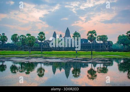 Sonnenaufgang über Angkor Wat in Siem Reap, Kambodscha, mit der Silhouette des Tempels, die sich im Wasser spiegelt. Stockfoto
