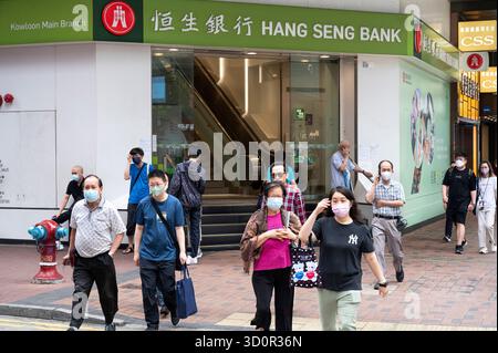 Hongkong, China. 25. Mai 2023. Fußgänger gehen vorbei am in Hongkong ansässigen Bank- und Finanzdienstleistungsunternehmen Hang Seng Bank, einer Zweigstelle in Hongkong. (Kreditbild: © Sebastian Ng/SOPA Images via ZUMA Press Wire) NUR REDAKTIONELLE VERWENDUNG! Nicht für den kommerziellen GEBRAUCH! Stockfoto