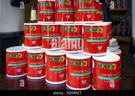 Stapel Rotglühweinbecher Aus Der Aldi Süd Kampagne „Der Billigste Weihnachtsmarkt In Deutschland“ In Köln Ehrenfeld 2024 Stockfoto