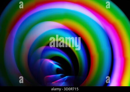 Farbenfrohe Spiraltäuschung. Eine faszinierende Spirale mit lebendigen, wirbelnden Farben mit hypnotischem Effekt. Stockfoto