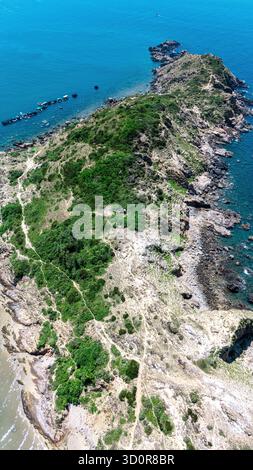 Aus der Vogelperspektive auf EO Gio, Quy Nhon, Vietnam – zerklüftete Halbinsel, Blaues Meer und dramatische Küstenlandschaft Stockfoto