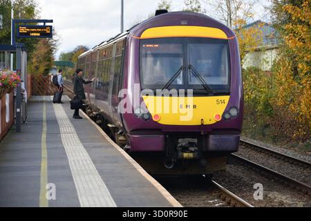 Nur 2 Passagiere warten an der Tutbury & Hatton Station, bis sich die Türen öffnen, um am 20. Oktober 2025 den Zug von Newark Castle nach Crewe um 12:46 Uhr zu besteigen Stockfoto