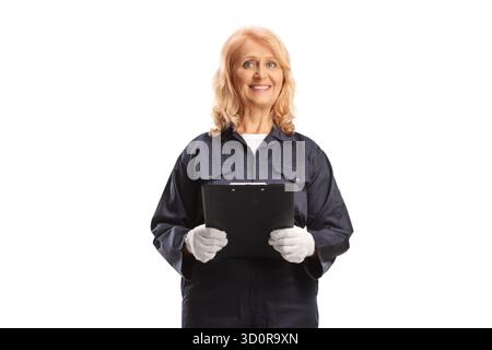 Weibliche Arbeiterin in einer Gesamtuniform, die ein Klemmbrett isoliert auf weißem Hintergrund hält Stockfoto