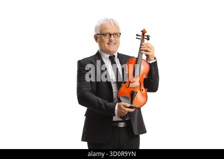 Reifer Mann, der eine Violine auf weißem Hintergrund hält Stockfoto