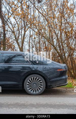 Bischkek, Kirgisistan - 13. Oktober 2024: Nahaufnahme des hinteren Abschnitts einer schwarzen Hyundai Grandeur (GN7)-Limousine der 7. Generation, die neben einem geparkt ist Stockfoto