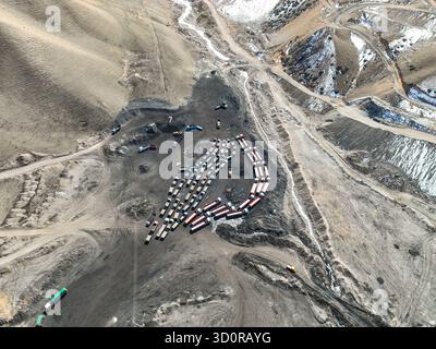 Bischkek, Kirgisistan - 13. Dezember 2024: Von oben nach unten geparkte LKW oder Anhänger in einem abgelegenen Industrieladebereich, wie Stockfoto