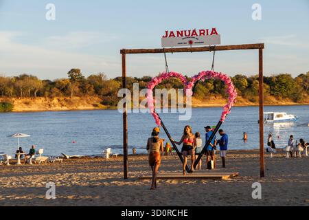 In einer herzförmigen Schaukel, Strand am San Francisco River, Januaria, Brasilien Stockfoto