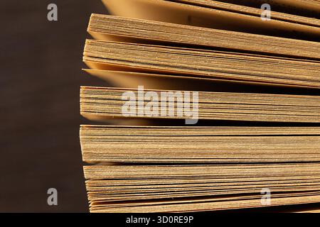 Gestapelte Papierseiten eines alten Buches erzeugen eine Vintage-Hintergrundstruktur, die Wissen repräsentiert Stockfoto