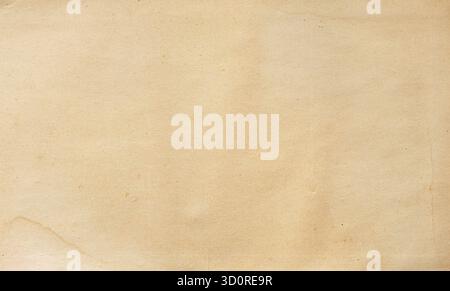 Beige, gereifte Papierstruktur mit Vintage-Details und weichen Falten Stockfoto