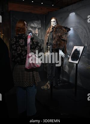 Die preisgekrönte Ausstellung Frankenstein Crafting a Tale Eternal Exbition von Guillermo del Toro in Selfridges London enthält Requisiten , Kunstwerke und Kostüme , Tiffany & Co Schmuck, die in dem von Netflix mit LFF präsentierten Film zu sehen sind . Es gibt auch einige seltene Bücher und wird von der Firma Peter Harrighton kuratiert. Tickets für Guillermo del Toros Adaption von Mary Shelleys Klassiker Frankenstein sind ab 24. Oktober 2025 ... im Cinema at Selfridges erhältlich Stockfoto