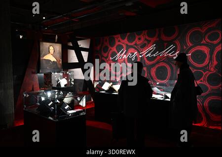 Die preisgekrönte Ausstellung Frankenstein Crafting a Tale Eternal Exbition von Guillermo del Toro in Selfridges London enthält Requisiten , Kunstwerke und Kostüme , Tiffany & Co Schmuck, die in dem von Netflix mit LFF präsentierten Film zu sehen sind . Es gibt auch einige seltene Bücher und wird von der Firma Peter Harrighton kuratiert. Tickets für Guillermo del Toros Adaption von Mary Shelleys Klassiker Frankenstein sind ab 24. Oktober 2025 ... im Cinema at Selfridges erhältlich Stockfoto