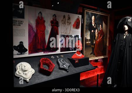 Die preisgekrönte Ausstellung Frankenstein Crafting a Tale Eternal Exbition von Guillermo del Toro in Selfridges London enthält Requisiten , Kunstwerke und Kostüme , Tiffany & Co Schmuck, die in dem von Netflix mit LFF präsentierten Film zu sehen sind . Es gibt auch einige seltene Bücher und wird von der Firma Peter Harrighton kuratiert. Tickets für Guillermo del Toros Adaption von Mary Shelleys Klassiker Frankenstein sind ab 24. Oktober 2025 ... im Cinema at Selfridges erhältlich Stockfoto