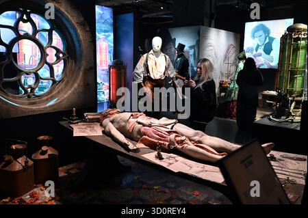 Die preisgekrönte Ausstellung Frankenstein Crafting a Tale Eternal Exbition von Guillermo del Toro in Selfridges London enthält Requisiten , Kunstwerke und Kostüme , Tiffany & Co Schmuck, die in dem von Netflix mit LFF präsentierten Film zu sehen sind . Es gibt auch einige seltene Bücher und wird von der Firma Peter Harrighton kuratiert. Tickets für Guillermo del Toros Adaption von Mary Shelleys Klassiker Frankenstein sind ab 24. Oktober 2025 ... im Cinema at Selfridges erhältlich Stockfoto