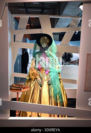 Die preisgekrönte Ausstellung Frankenstein Crafting a Tale Eternal Exbition von Guillermo del Toro in Selfridges London enthält Requisiten , Kunstwerke und Kostüme , Tiffany & Co Schmuck, die in dem von Netflix mit LFF präsentierten Film zu sehen sind . Es gibt auch einige seltene Bücher und wird von der Firma Peter Harrighton kuratiert. Tickets für Guillermo del Toros Adaption von Mary Shelleys Klassiker Frankenstein sind ab 24. Oktober 2025 ... im Cinema at Selfridges erhältlich Stockfoto