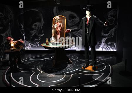 Die preisgekrönte Ausstellung Frankenstein Crafting a Tale Eternal Exbition von Guillermo del Toro in Selfridges London enthält Requisiten , Kunstwerke und Kostüme , Tiffany & Co Schmuck, die in dem von Netflix mit LFF präsentierten Film zu sehen sind . Es gibt auch einige seltene Bücher und wird von der Firma Peter Harrighton kuratiert. Tickets für Guillermo del Toros Adaption von Mary Shelleys Klassiker Frankenstein sind ab 24. Oktober 2025 ... im Cinema at Selfridges erhältlich Stockfoto