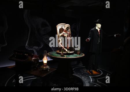 Die preisgekrönte Ausstellung Frankenstein Crafting a Tale Eternal Exbition von Guillermo del Toro in Selfridges London enthält Requisiten , Kunstwerke und Kostüme , Tiffany & Co Schmuck, die in dem von Netflix mit LFF präsentierten Film zu sehen sind . Es gibt auch einige seltene Bücher und wird von der Firma Peter Harrighton kuratiert. Tickets für Guillermo del Toros Adaption von Mary Shelleys Klassiker Frankenstein sind ab 24. Oktober 2025 ... im Cinema at Selfridges erhältlich Stockfoto