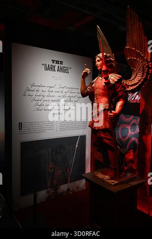 Die preisgekrönte Ausstellung Frankenstein Crafting a Tale Eternal Exbition von Guillermo del Toro in Selfridges London enthält Requisiten , Kunstwerke und Kostüme , Tiffany & Co Schmuck, die in dem von Netflix mit LFF präsentierten Film zu sehen sind . Es gibt auch einige seltene Bücher und wird von der Firma Peter Harrighton kuratiert. Tickets für Guillermo del Toros Adaption von Mary Shelleys Klassiker Frankenstein sind ab 24. Oktober 2025 ... im Cinema at Selfridges erhältlich Stockfoto