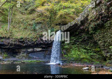 Sgwd Gwladys Wasserfall, der über eine moosbewachsene Klippe im Brecon Beacons National Park stürzt Stockfoto