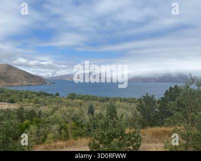 Malerischer Blick auf den Sewan-See in Armenien. Stockfoto