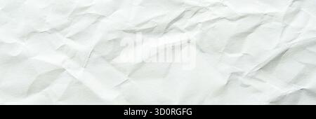 Strukturierte Oberfläche aus zerknittertem weißem Papier mit natürlichen Falten und Schatten. Stockfoto