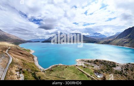 Bergstraße schlängelt sich entlang des Lac du Mont Cenis, Savoie, Auvergne-Rhone-Alpes, Frankreich, Europa. Aus der Vogelperspektive auf den See Lac du Mont Cenis sur Stockfoto