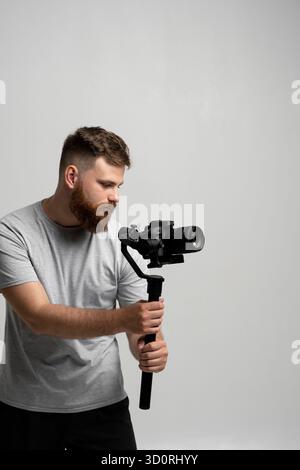 Kameraoperatoren am Gimbal-Stabilisator im Studio Stockfoto