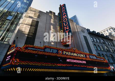 Historisches Paramount Theater Marquee beleuchtet in der Innenstadt von Boston Stockfoto