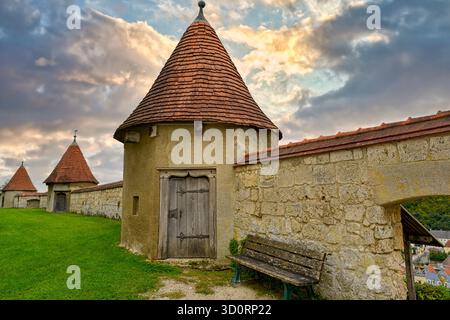 Die Mauern sichern die Burg und das Gelände von Burghausen in Deutschland Stockfoto