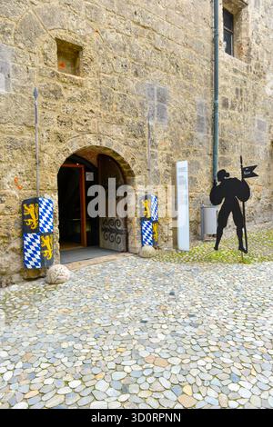 Die Geschichte des Burghausen Schlossmuseums im Innenhof Burghausen Stockfoto