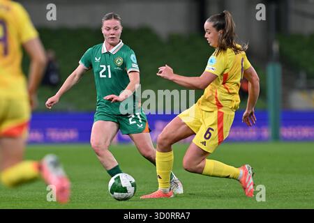 Dublin, Irland. Oktober 2025. Emily Murphy (21) aus Irland und Tine de Caigny (6) aus Belgien, die während eines Frauenfußballspiels zwischen den Nationalmannschaften der republik Irland und Belgien, die Red Flames für die erste Etappe der Promotion/Relegation Play-off in der UEFA Womens Nations League 2025, am Freitag, den 24. Oktober 2025 in Dublin, IRLAND, gezeigt wurden. Quelle: Sportpix/Alamy Live News Stockfoto