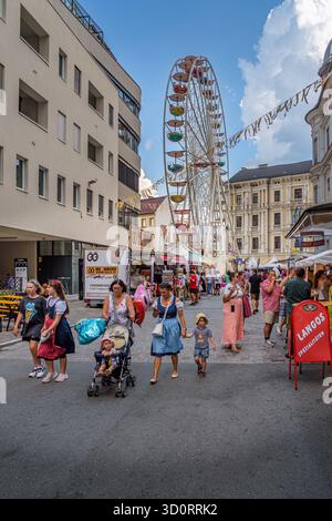 Die Menschen genießen die Messe während des Kirchtags im Zentrum von Villach, Stockfoto